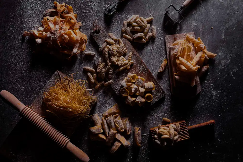Pastas frescas recién cortadas sobre la mesa de trabajo