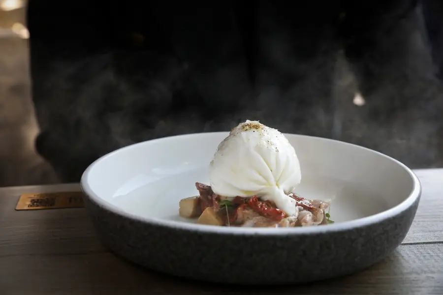 Plato de burrata con oleo al carbone